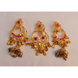 A set of Indian yellow metal jewellery, to include matching pair of earrings and pin.