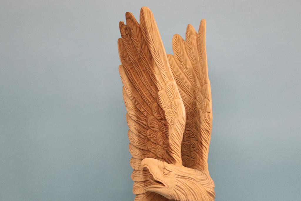 A carved wooden sculpture of an Eagle - Image 2 of 4