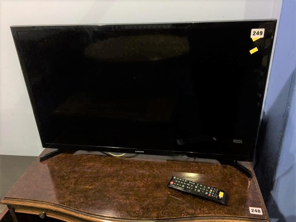 A Samsung TV, with remote