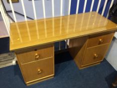 An oak Meredew dressing table