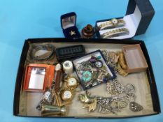 A tray of assorted jewellery and Wade Whimsies etc.
