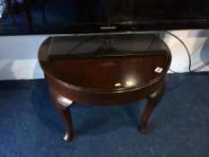 A pad foot circular table