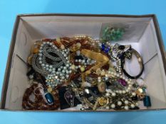 A quantity of costume jewellery