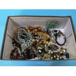 A quantity of costume jewellery