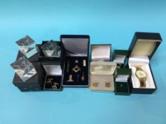 A collection of jewellery, to include gold brooches etc.