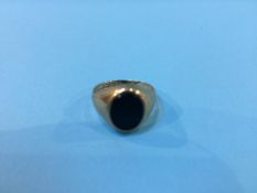 A 9ct gold signet ring, 2.4g