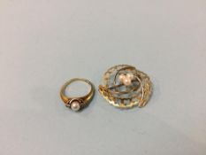 A ring and a brooch, stamped '585', 6.5g