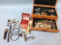 A quantity of costume jewellery