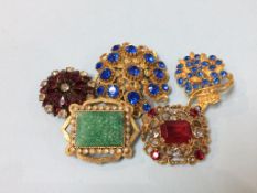 A collection of vintage costume jewellery brooches