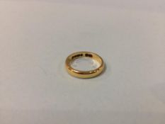 An 18ct gold ring, size 'J', 3g