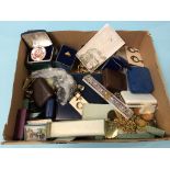 A tray of costume jewellery