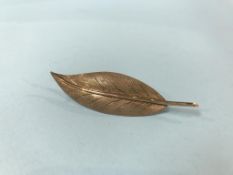 A 9ct gold leaf brooch, 5g