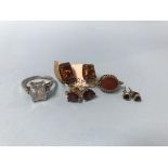 Assorted jewellery, to include a silver ring and pair of gold earrings etc.