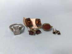 Assorted jewellery, to include a silver ring and pair of gold earrings etc.