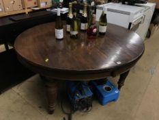 An Edwardian mahogany oval dining table