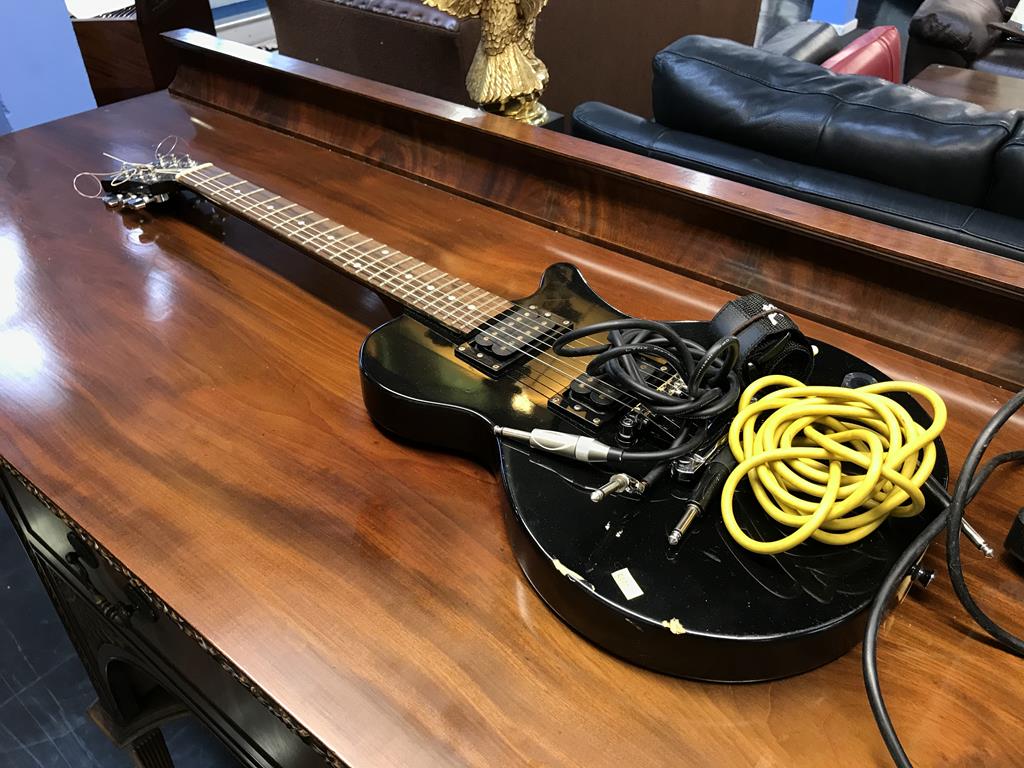 A Stagg L250 electric guitar and small Yamaha amp - Image 3 of 3