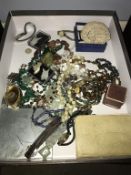 A tray of assorted jewellery