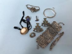 A bag of assorted jewellery and shoulder badges etc.