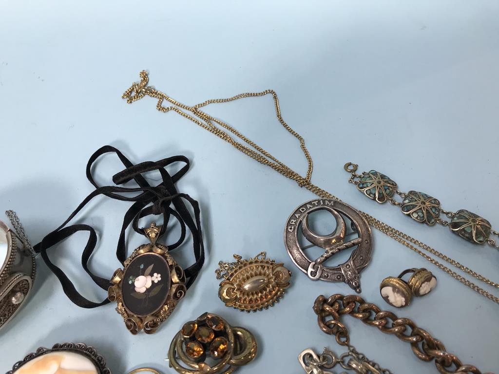 A bag of assorted jewellery, to include various Antique brooches and bangles etc. - Image 4 of 4
