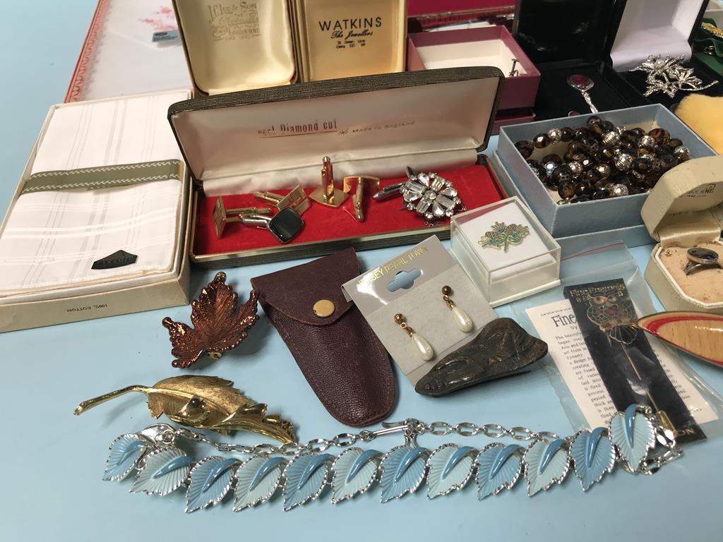 A tray of assorted costume jewellery etc. - Image 3 of 5