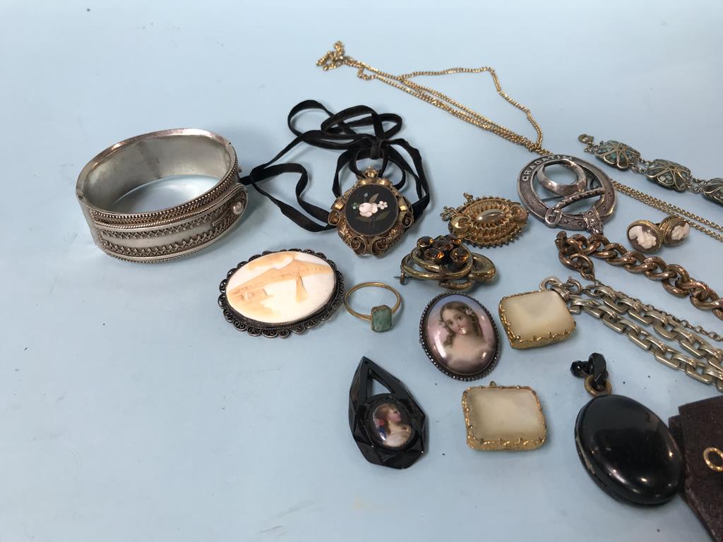 A bag of assorted jewellery, to include various Antique brooches and bangles etc. - Image 3 of 4