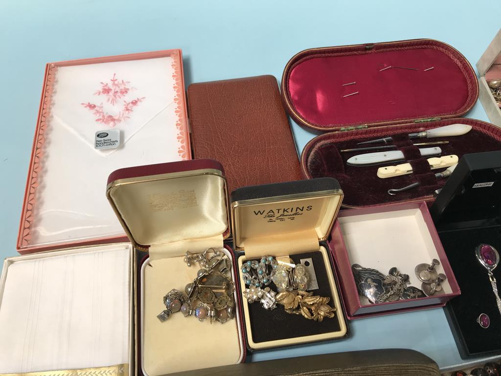 A tray of assorted costume jewellery etc. - Image 4 of 5