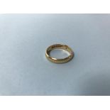 An 18ct gold wedding band, 4g, size 'N'