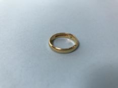 An 18ct gold wedding band, 4g, size 'N'