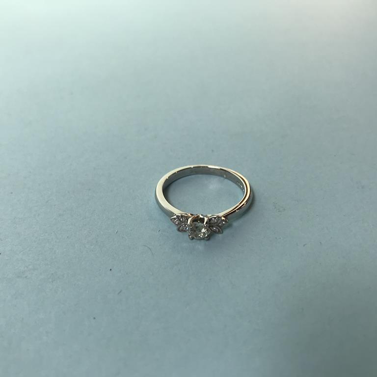 A platinum diamond ring, with leaf surround, 0.28ct