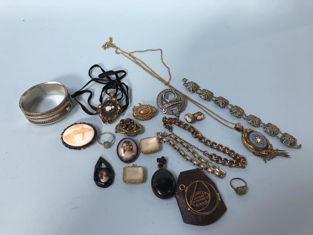 A bag of assorted jewellery, to include various Antique brooches and bangles etc.