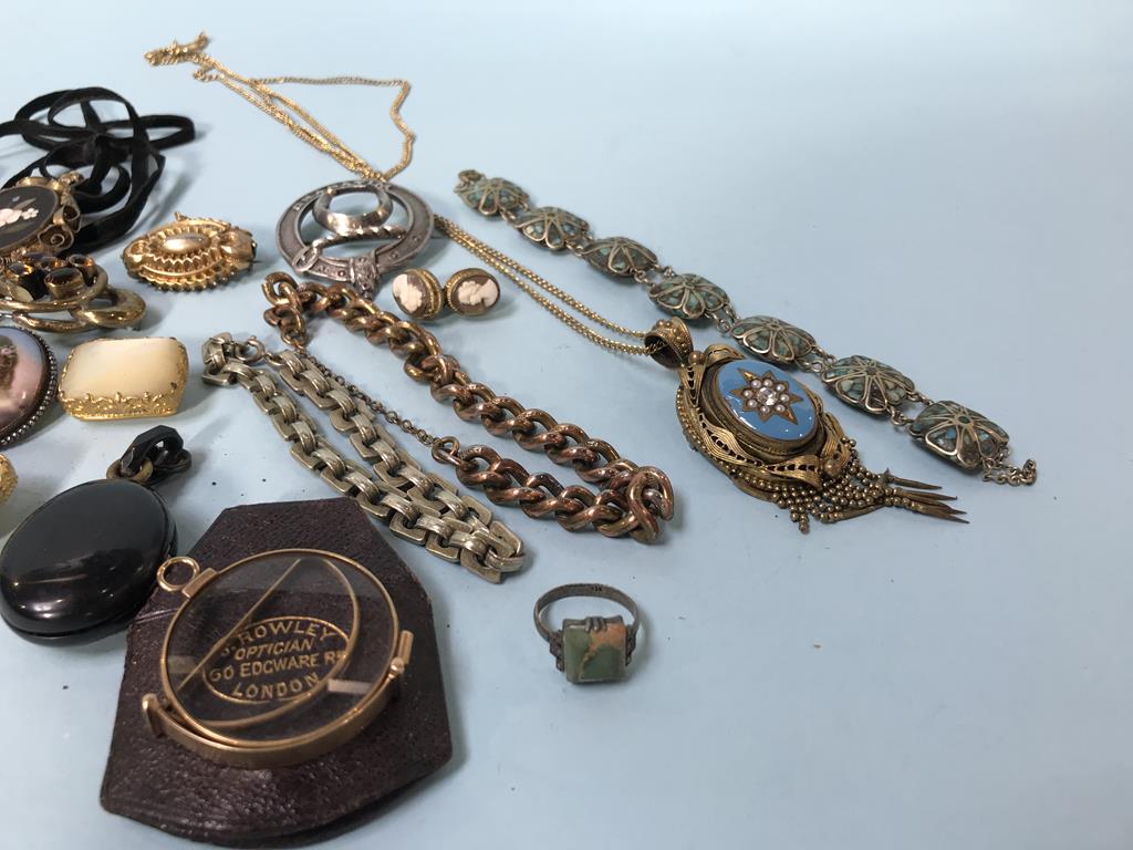 A bag of assorted jewellery, to include various Antique brooches and bangles etc. - Image 2 of 4