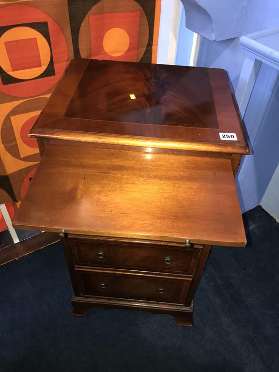 A reproduction mahogany chest of drawers - Image 2 of 2
