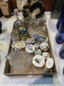 A tray of enamelled trinket boxes etc.