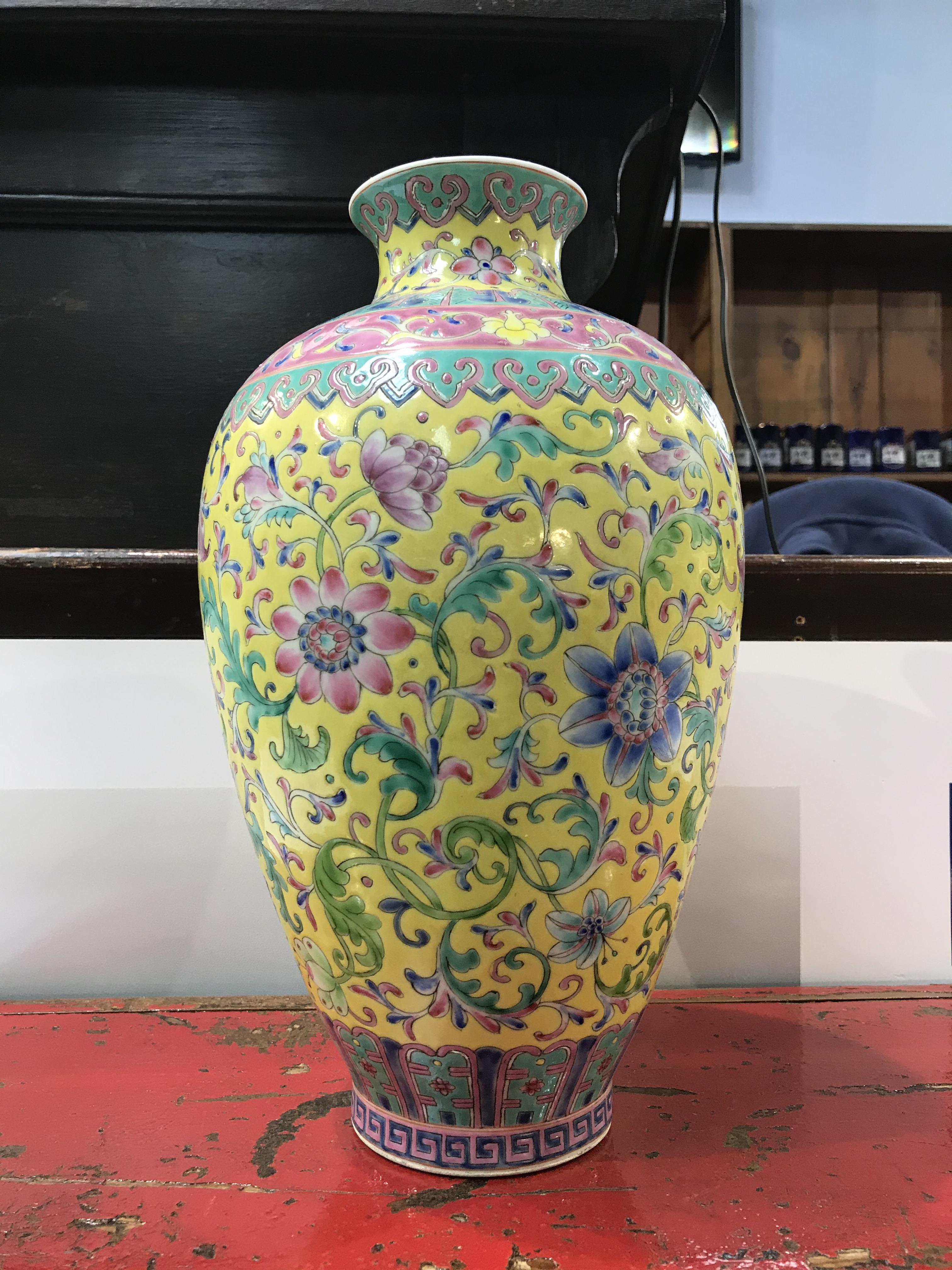 A modern Chinese vase, 33cm height - Image 5 of 8
