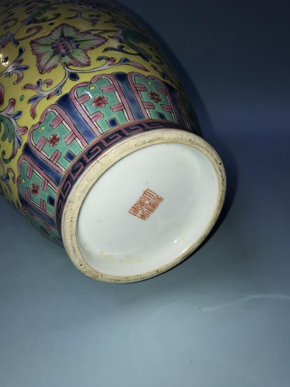 A modern Chinese vase, 33cm height - Image 4 of 8
