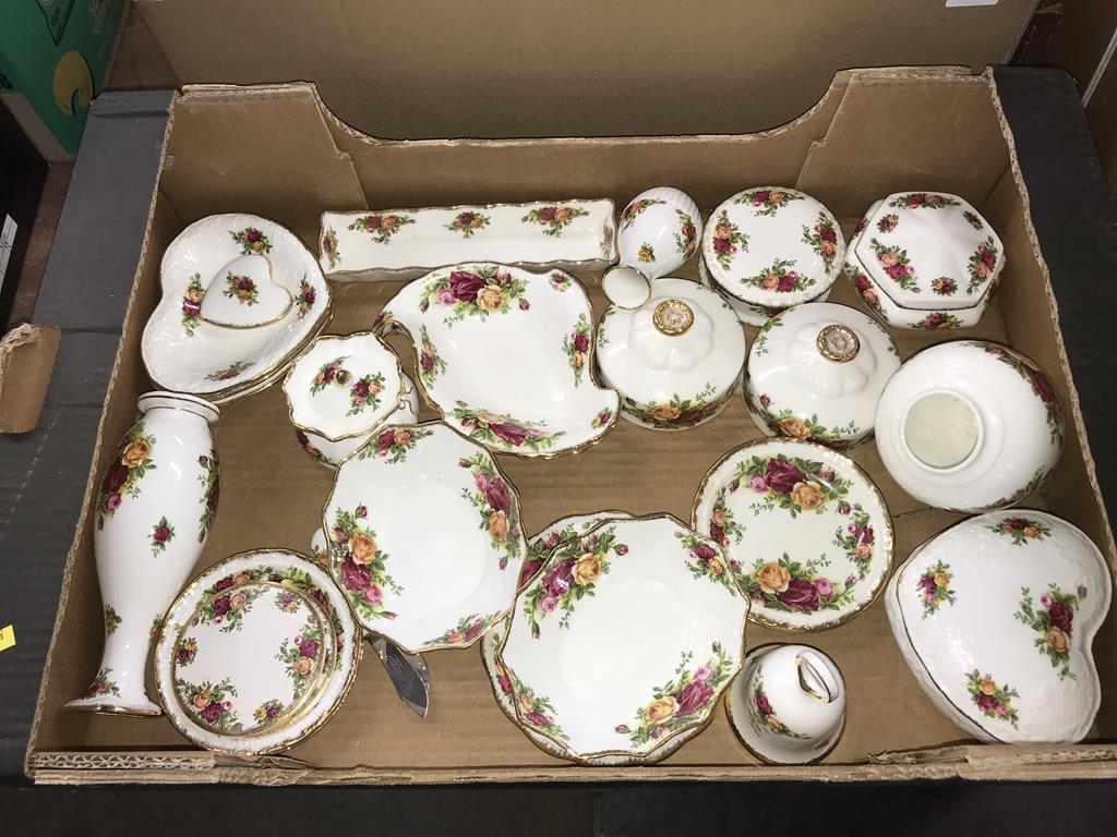 A quantity of Royal Albert Old Country Roses china