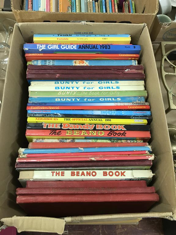 Two boxes of vintage Annuals - Image 2 of 3