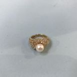 A '14K' gold ring, mounted with a pearl, 10g, size 'L'