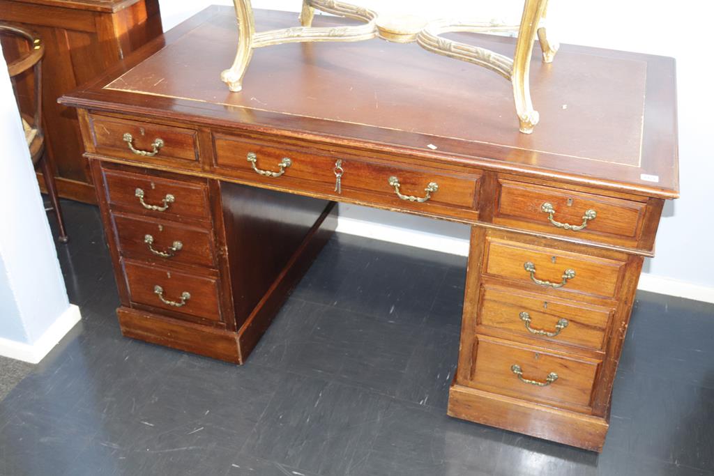 An Edwardian mahogany pedestal desk with nine drawers, 137cm wide x 77cm deep