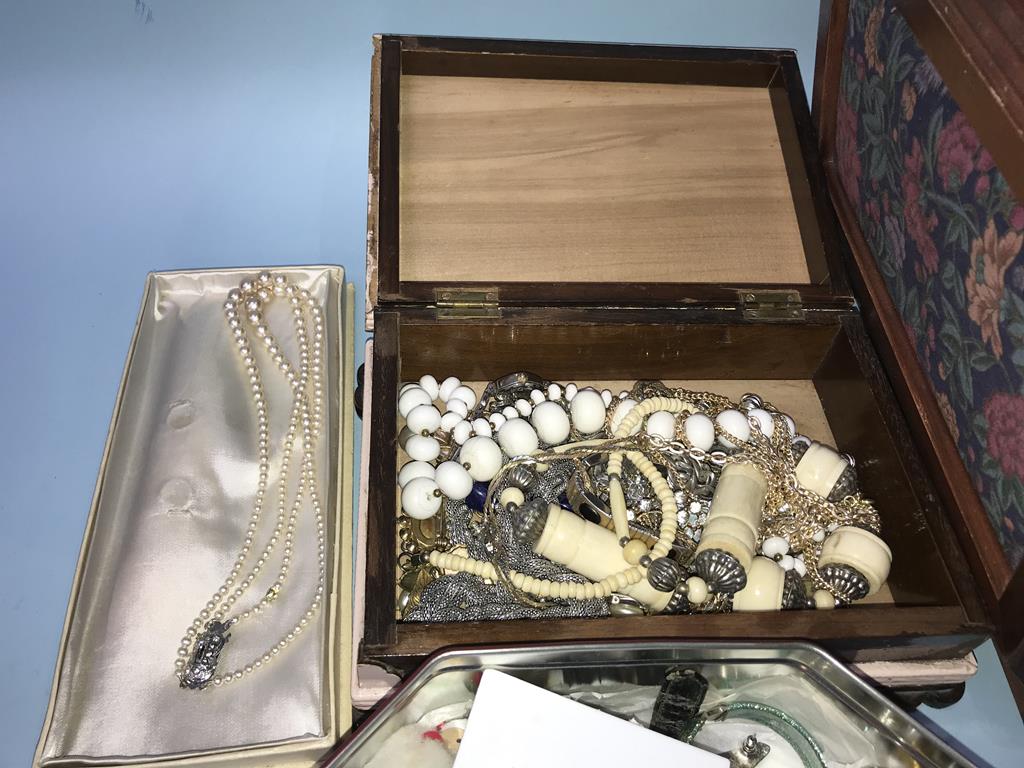 A quantity of costume jewellery and watches - Image 4 of 5