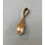An 18ct gold mounted pearl pendant, 2.3g