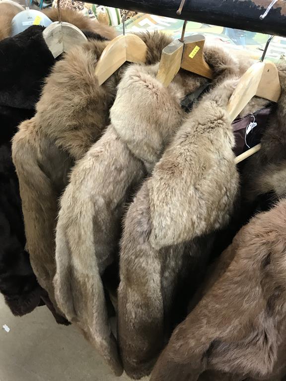 Fifteen various sheepskin and fur coats and various stoles - Image 5 of 5