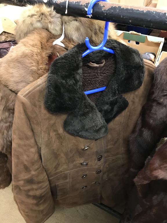 Fifteen various sheepskin and fur coats and various stoles - Image 3 of 5