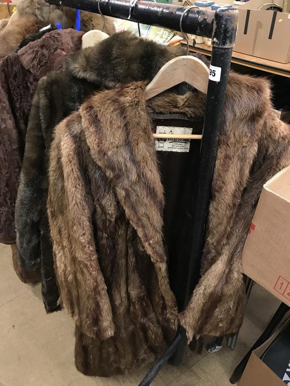 Fifteen various sheepskin and fur coats and various stoles - Image 2 of 5