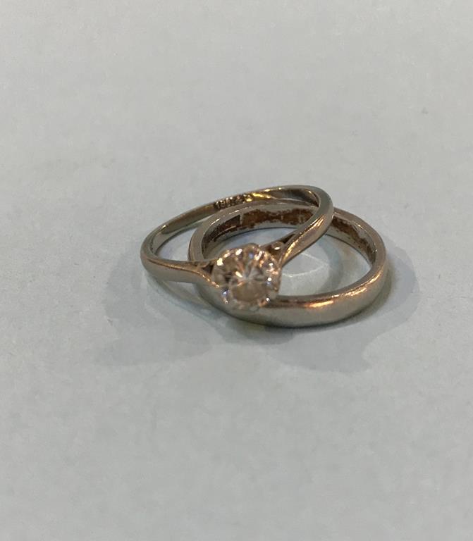 A platinum wedding band (4g) and an 18ct gold ring (2g) - Image 2 of 2