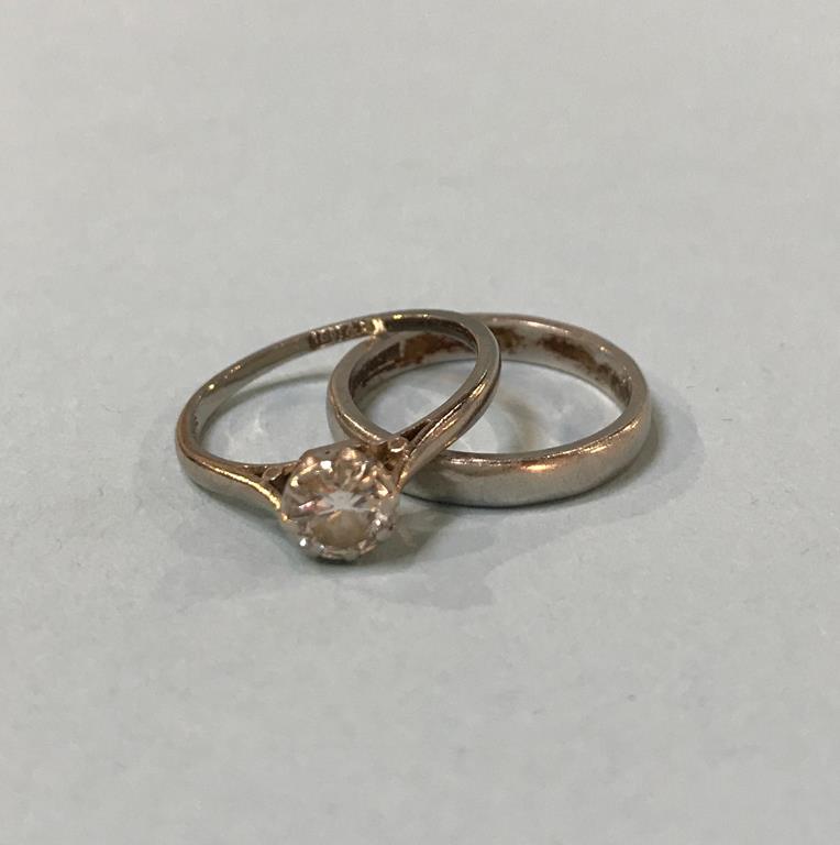 A platinum wedding band (4g) and an 18ct gold ring (2g)