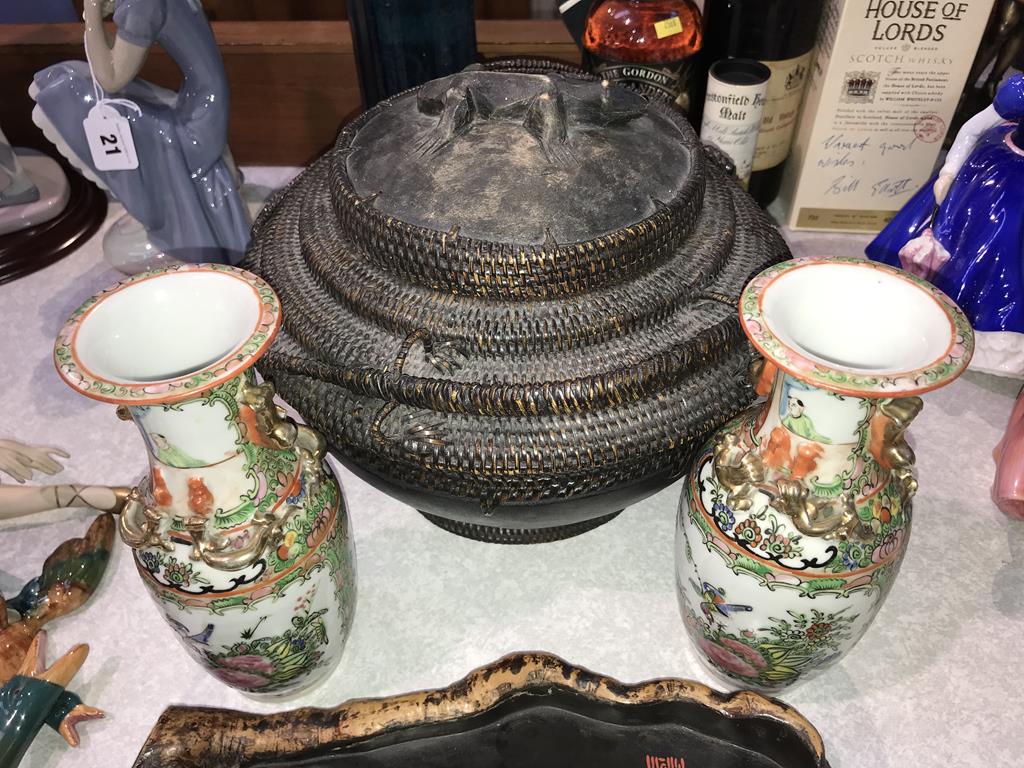 An Oriental basketweave pot, a pair of modern Canton vases and a lacquered tray - Image 3 of 3