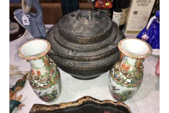 An Oriental basketweave pot, a pair of modern Canton vases and a lacquered tray - Image 3 of 3