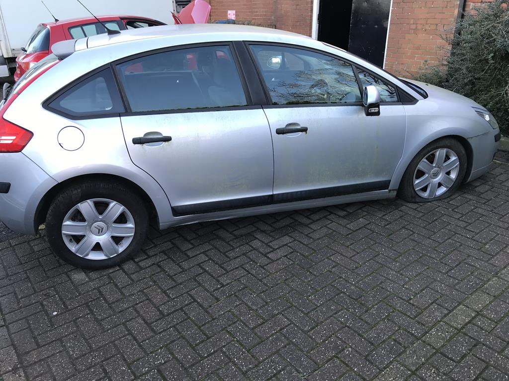 A Citroen C4 car, silver, mileage on last MOT 29,800, year 2007, petrol 1.5cc, automatic, no key, no - Bild 5 aus 6