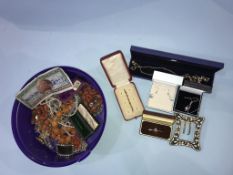 A quantity of assorted costume jewellery, to include amber coloured beads etc.
